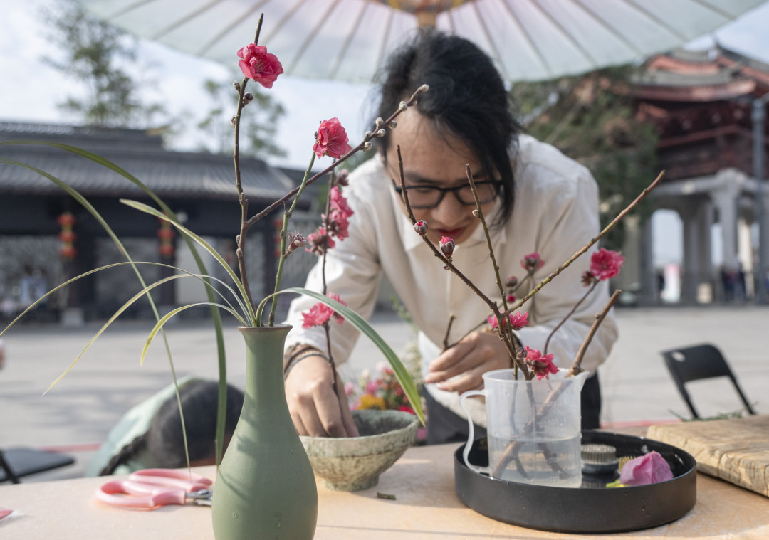 桃花插花花艺表演。图/广州日报新花城记者:廖雪明