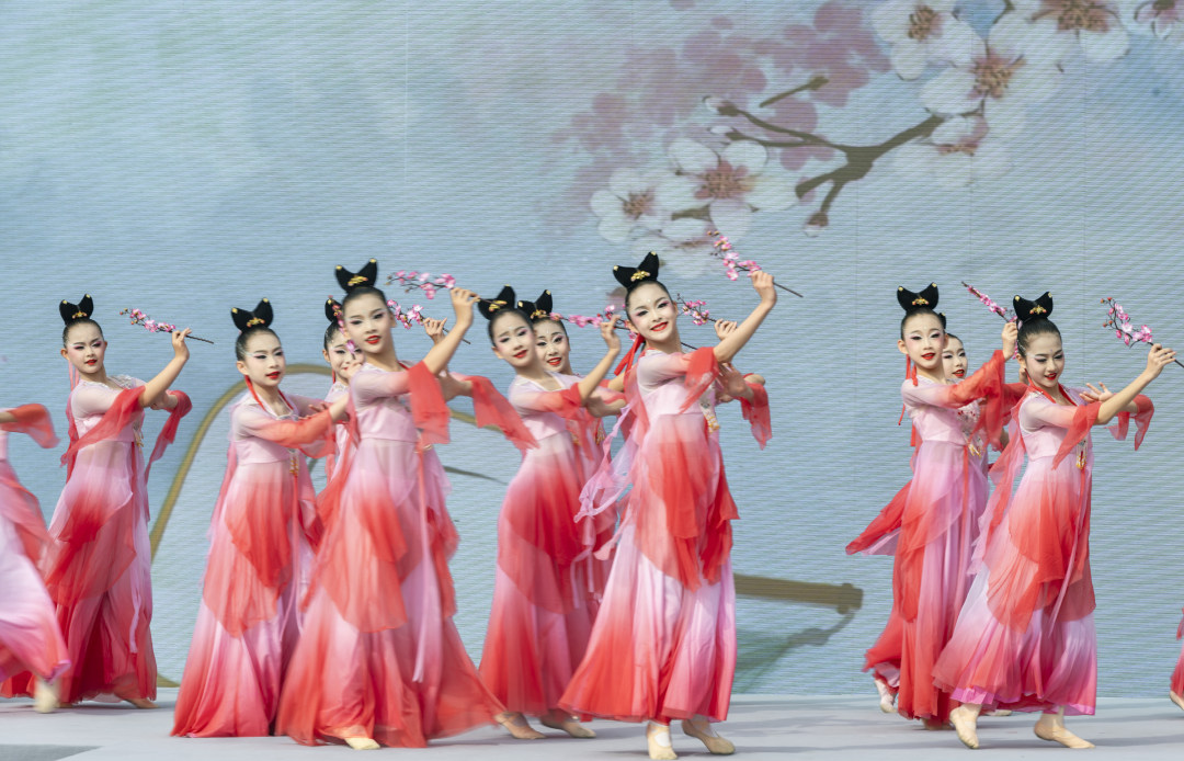 《桃陌行歌》舞蹈构建沉浸式诗意场景,。图/广州日报新花城记者:廖雪明