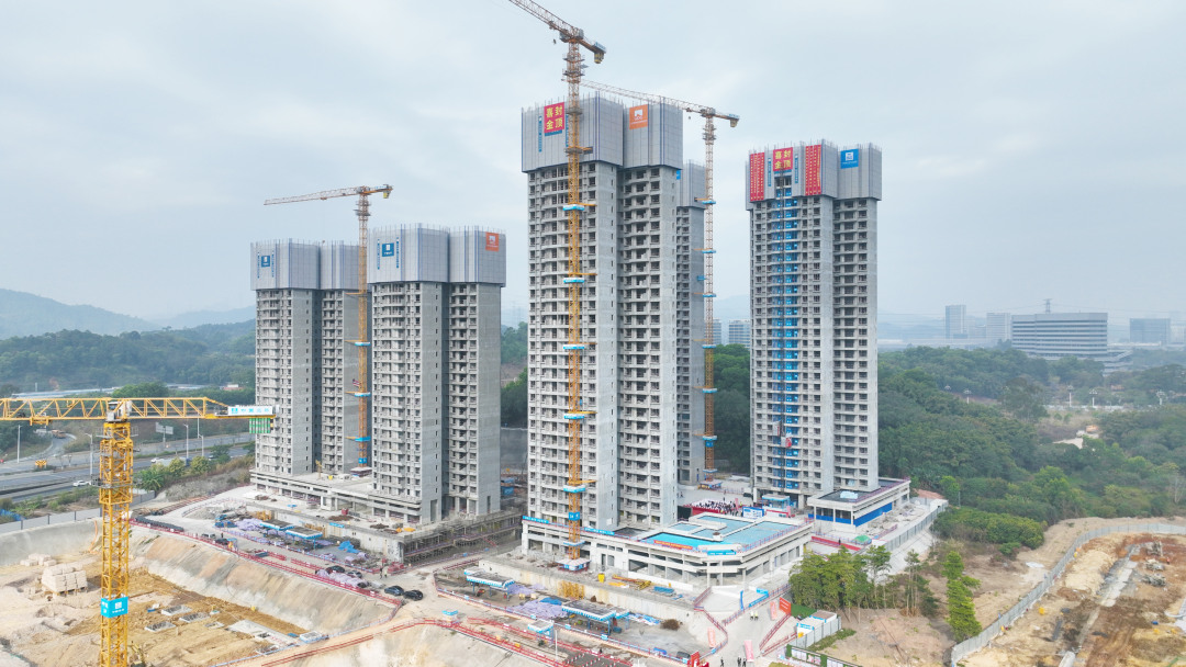 封顶现场图 李剑锋摄