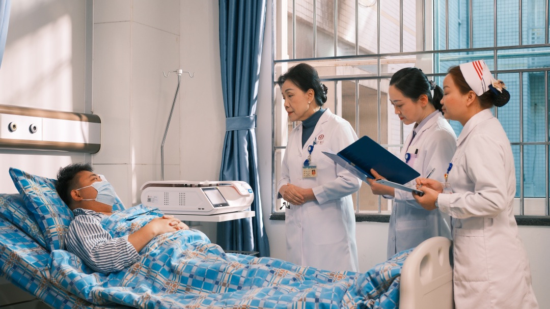 侯凡凡院士团队查房