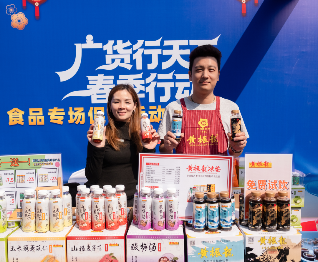 图说:参展企业亮出拳头产品,展台各具特色。
广货粤味,鲜行天下。2月7日,由广东省工业和信息化厅、广东省农业农村厅主办的“广货行天下”春季行动食品专场促销活动在广州天河城正式启幕。活动汇聚广州、佛山、梅州等多地及澳门特别行政区的数十家优质食品企业,涵盖饮料、休闲食品、调味品、年节食品等多个品类,通过线下展示、直播带货、互动体验等多元形式,打通产销链路、激活消费活力,既为消费者送上高性价比年味好物,也为广东食品企业搭建了展示实力、拓展市场的重要平台,彰显产业强劲韧性与发展潜力。
文/广州日报新花城记者:曾繁莹
图/广州日报新花城记者:庄小龙
