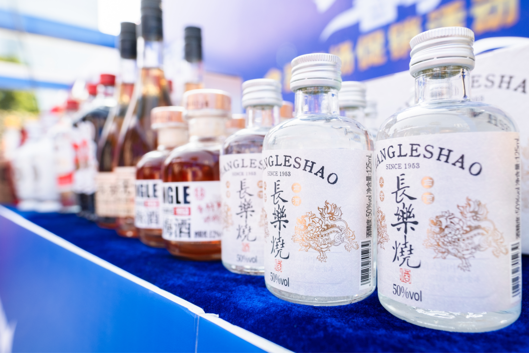 图说:参展企业亮出拳头产品,展台各具特色。
广货粤味,鲜行天下。2月7日,由广东省工业和信息化厅、广东省农业农村厅主办的“广货行天下”春季行动食品专场促销活动在广州天河城正式启幕。活动汇聚广州、佛山、梅州等多地及澳门特别行政区的数十家优质食品企业,涵盖饮料、休闲食品、调味品、年节食品等多个品类,通过线下展示、直播带货、互动体验等多元形式,打通产销链路、激活消费活力,既为消费者送上高性价比年味好物,也为广东食品企业搭建了展示实力、拓展市场的重要平台,彰显产业强劲韧性与发展潜力。
文/广州日报新花城记者:曾繁莹
图/广州日报新花城记者:庄小龙