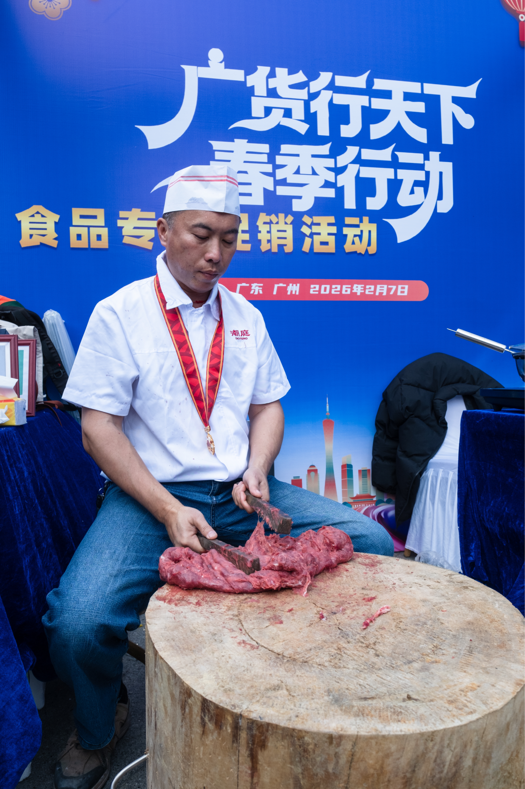 图说:来自潮州的现打牛肉丸引关注。
广货粤味,鲜行天下。2月7日,由广东省工业和信息化厅、广东省农业农村厅主办的“广货行天下”春季行动食品专场促销活动在广州天河城正式启幕。活动汇聚广州、佛山、梅州等多地及澳门特别行政区的数十家优质食品企业,涵盖饮料、休闲食品、调味品、年节食品等多个品类,通过线下展示、直播带货、互动体验等多元形式,打通产销链路、激活消费活力,既为消费者送上高性价比年味好物,也为广东食品企业搭建了展示实力、拓展市场的重要平台,彰显产业强劲韧性与发展潜力。
文/广州日报新花城记者:曾繁莹
图/广州日报新花城记者:庄小龙