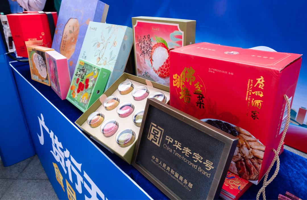 图说:参展企业亮出拳头产品,展台各具特色。
广货粤味,鲜行天下。2月7日,由广东省工业和信息化厅、广东省农业农村厅主办的“广货行天下”春季行动食品专场促销活动在广州天河城正式启幕。活动汇聚广州、佛山、梅州等多地及澳门特别行政区的数十家优质食品企业,涵盖饮料、休闲食品、调味品、年节食品等多个品类,通过线下展示、直播带货、互动体验等多元形式,打通产销链路、激活消费活力,既为消费者送上高性价比年味好物,也为广东食品企业搭建了展示实力、拓展市场的重要平台,彰显产业强劲韧性与发展潜力。
文/广州日报新花城记者:曾繁莹
图/广州日报新花城记者:庄小龙