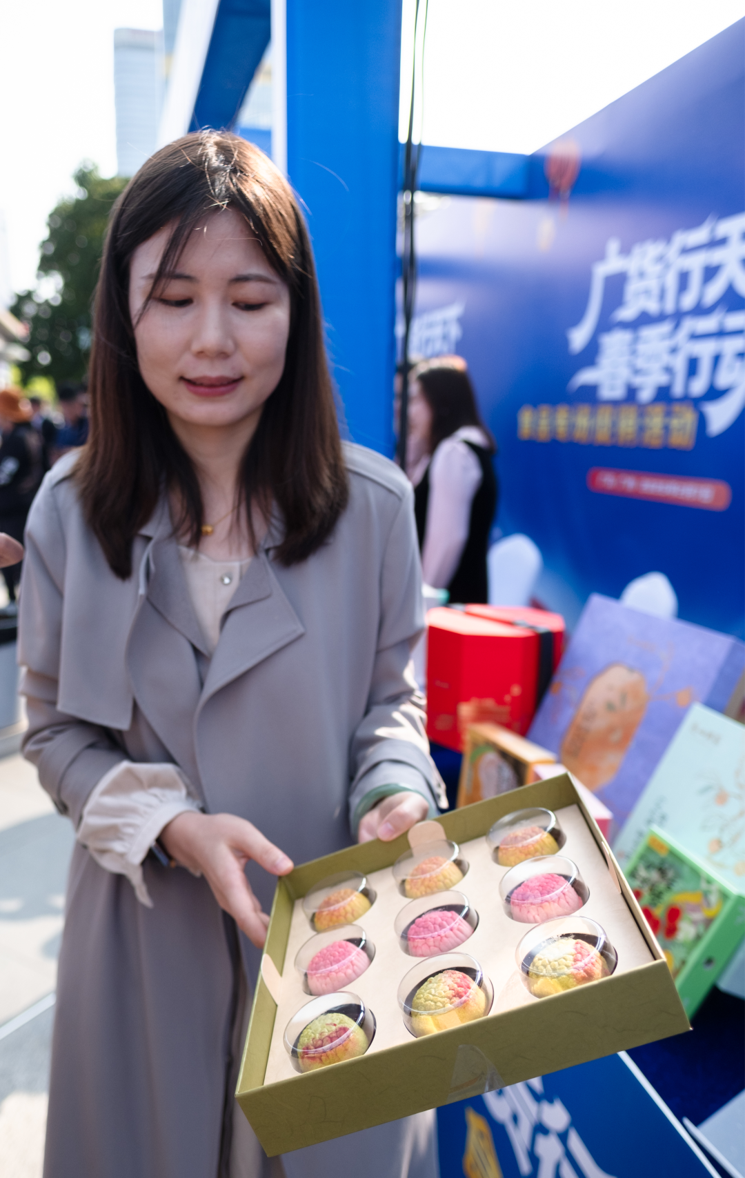 图说:参展企业亮出拳头产品,展台各具特色。
广货粤味,鲜行天下。2月7日,由广东省工业和信息化厅、广东省农业农村厅主办的“广货行天下”春季行动食品专场促销活动在广州天河城正式启幕。活动汇聚广州、佛山、梅州等多地及澳门特别行政区的数十家优质食品企业,涵盖饮料、休闲食品、调味品、年节食品等多个品类,通过线下展示、直播带货、互动体验等多元形式,打通产销链路、激活消费活力,既为消费者送上高性价比年味好物,也为广东食品企业搭建了展示实力、拓展市场的重要平台,彰显产业强劲韧性与发展潜力。
文/广州日报新花城记者:曾繁莹
图/广州日报新花城记者:庄小龙