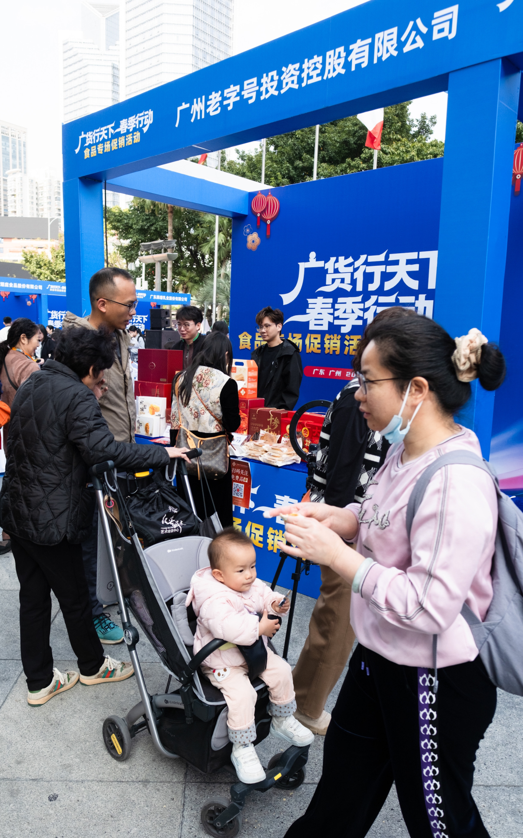 图说:“广货行天下”春季行动食品专场促销活动在广州天河城正式启幕。
广货粤味,鲜行天下。2月7日,由广东省工业和信息化厅、广东省农业农村厅主办的“广货行天下”春季行动食品专场促销活动在广州天河城正式启幕。活动汇聚广州、佛山、梅州等多地及澳门特别行政区的数十家优质食品企业,涵盖饮料、休闲食品、调味品、年节食品等多个品类,通过线下展示、直播带货、互动体验等多元形式,打通产销链路、激活消费活力,既为消费者送上高性价比年味好物,也为广东食品企业搭建了展示实力、拓展市场的重要平台,彰显产业强劲韧性与发展潜力。
文/广州日报新花城记者:曾繁莹
图/广州日报新花城记者:庄小龙