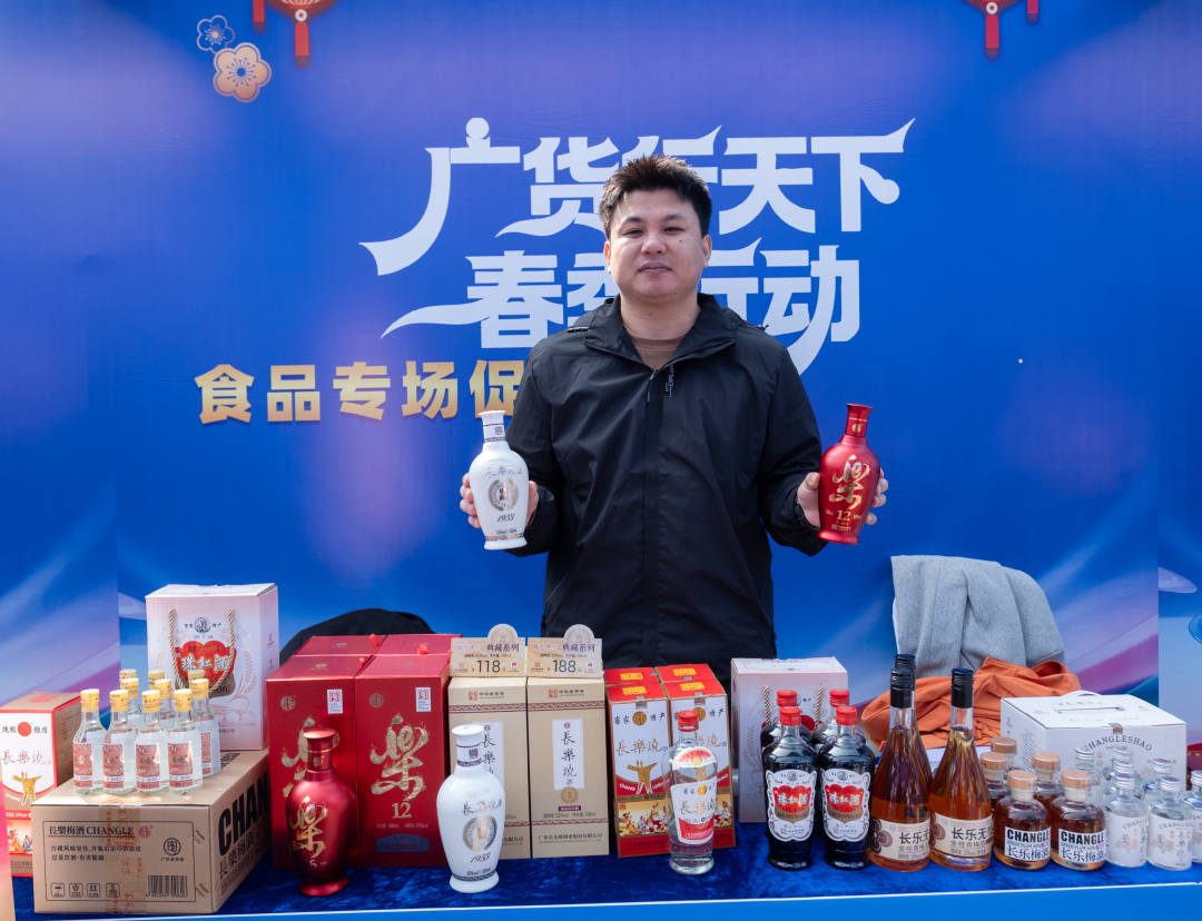 图说:参展企业亮出拳头产品,展台各具特色。
广货粤味,鲜行天下。2月7日,由广东省工业和信息化厅、广东省农业农村厅主办的“广货行天下”春季行动食品专场促销活动在广州天河城正式启幕。活动汇聚广州、佛山、梅州等多地及澳门特别行政区的数十家优质食品企业,涵盖饮料、休闲食品、调味品、年节食品等多个品类,通过线下展示、直播带货、互动体验等多元形式,打通产销链路、激活消费活力,既为消费者送上高性价比年味好物,也为广东食品企业搭建了展示实力、拓展市场的重要平台,彰显产业强劲韧性与发展潜力。
文/广州日报新花城记者:曾繁莹
图/广州日报新花城记者:庄小龙