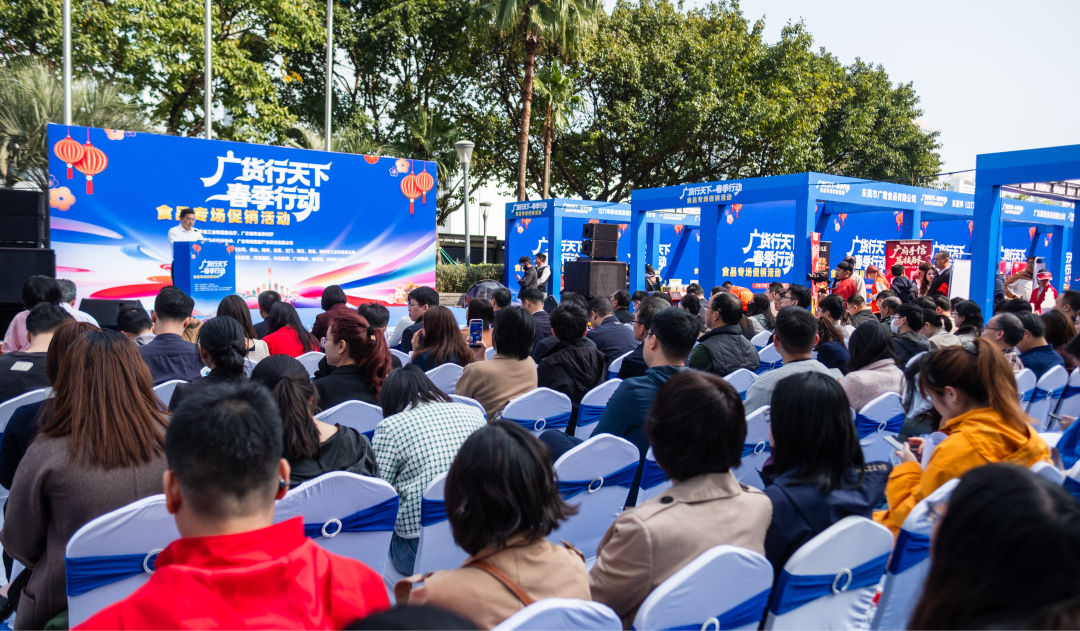 图说:“广货行天下”春季行动食品专场促销活动在广州天河城正式启幕。
广货粤味,鲜行天下。2月7日,由广东省工业和信息化厅、广东省农业农村厅主办的“广货行天下”春季行动食品专场促销活动在广州天河城正式启幕。活动汇聚广州、佛山、梅州等多地及澳门特别行政区的数十家优质食品企业,涵盖饮料、休闲食品、调味品、年节食品等多个品类,通过线下展示、直播带货、互动体验等多元形式,打通产销链路、激活消费活力,既为消费者送上高性价比年味好物,也为广东食品企业搭建了展示实力、拓展市场的重要平台,彰显产业强劲韧性与发展潜力。
文/广州日报新花城记者:曾繁莹
图/广州日报新花城记者:庄小龙