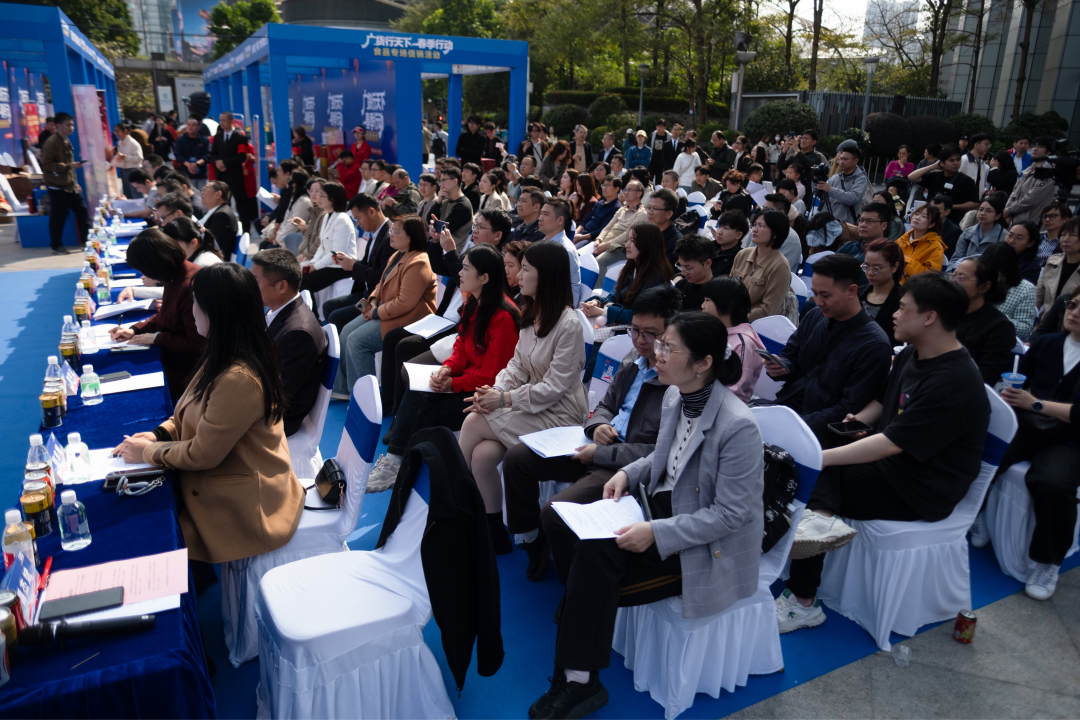 图说:“广货行天下”春季行动食品专场促销活动在广州天河城正式启幕。
广货粤味,鲜行天下。2月7日,由广东省工业和信息化厅、广东省农业农村厅主办的“广货行天下”春季行动食品专场促销活动在广州天河城正式启幕。活动汇聚广州、佛山、梅州等多地及澳门特别行政区的数十家优质食品企业,涵盖饮料、休闲食品、调味品、年节食品等多个品类,通过线下展示、直播带货、互动体验等多元形式,打通产销链路、激活消费活力,既为消费者送上高性价比年味好物,也为广东食品企业搭建了展示实力、拓展市场的重要平台,彰显产业强劲韧性与发展潜力。
文/广州日报新花城记者:曾繁莹
图/广州日报新花城记者:庄小龙