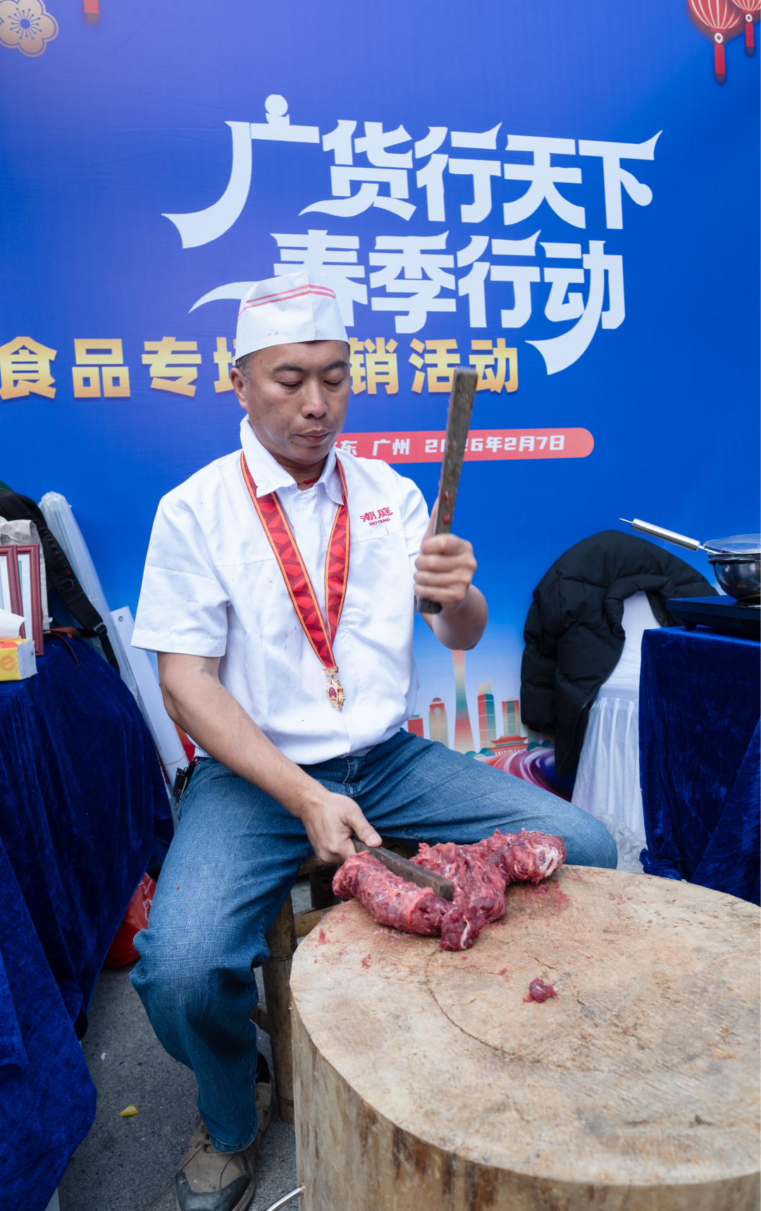 图说:来自潮州的现打牛肉丸引关注。
图说:来自潮州的现打牛肉丸引关注。
广货粤味,鲜行天下。2月7日,由广东省工业和信息化厅、广东省农业农村厅主办的“广货行天下”春季行动食品专场促销活动在广州天河城正式启幕。活动汇聚广州、佛山、梅州等多地及澳门特别行政区的数十家优质食品企业,涵盖饮料、休闲食品、调味品、年节食品等多个品类,通过线下展示、直播带货、互动体验等多元形式,打通产销链路、激活消费活力,既为消费者送上高性价比年味好物,也为广东食品企业搭建了展示实力、拓展市场的重要平台,彰显产业强劲韧性与发展潜力。
文/广州日报新花城记者:曾繁莹
图/广州日报新花城记者:庄小龙