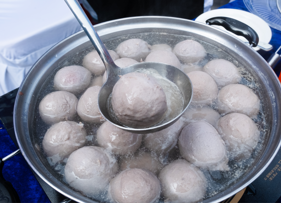 图说:来自潮州的现打牛肉丸引关注。
广货粤味,鲜行天下。2月7日,由广东省工业和信息化厅、广东省农业农村厅主办的“广货行天下”春季行动食品专场促销活动在广州天河城正式启幕。活动汇聚广州、佛山、梅州等多地及澳门特别行政区的数十家优质食品企业,涵盖饮料、休闲食品、调味品、年节食品等多个品类,通过线下展示、直播带货、互动体验等多元形式,打通产销链路、激活消费活力,既为消费者送上高性价比年味好物,也为广东食品企业搭建了展示实力、拓展市场的重要平台,彰显产业强劲韧性与发展潜力。
文/广州日报新花城记者:曾繁莹
图/广州日报新花城记者:庄小龙