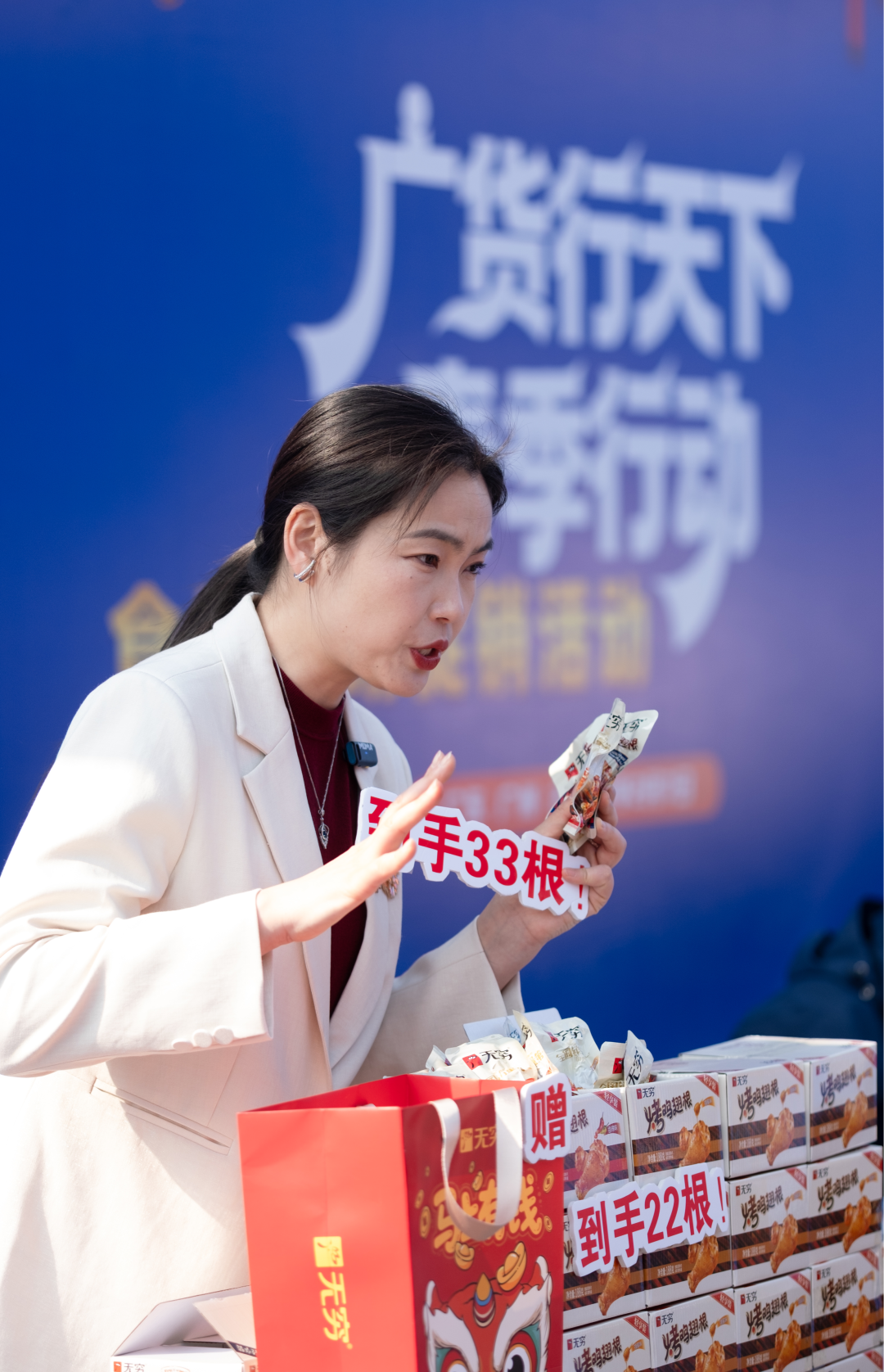 图说:“线下展示+线上直播”深度融合成为最大亮点,主播实时开播。
广货粤味,鲜行天下。2月7日,由广东省工业和信息化厅、广东省农业农村厅主办的“广货行天下”春季行动食品专场促销活动在广州天河城正式启幕。活动汇聚广州、佛山、梅州等多地及澳门特别行政区的数十家优质食品企业,涵盖饮料、休闲食品、调味品、年节食品等多个品类,通过线下展示、直播带货、互动体验等多元形式,打通产销链路、激活消费活力,既为消费者送上高性价比年味好物,也为广东食品企业搭建了展示实力、拓展市场的重要平台,彰显产业强劲韧性与发展潜力。
文/广州日报新花城记者:曾繁莹
图/广州日报新花城记者:庄小龙