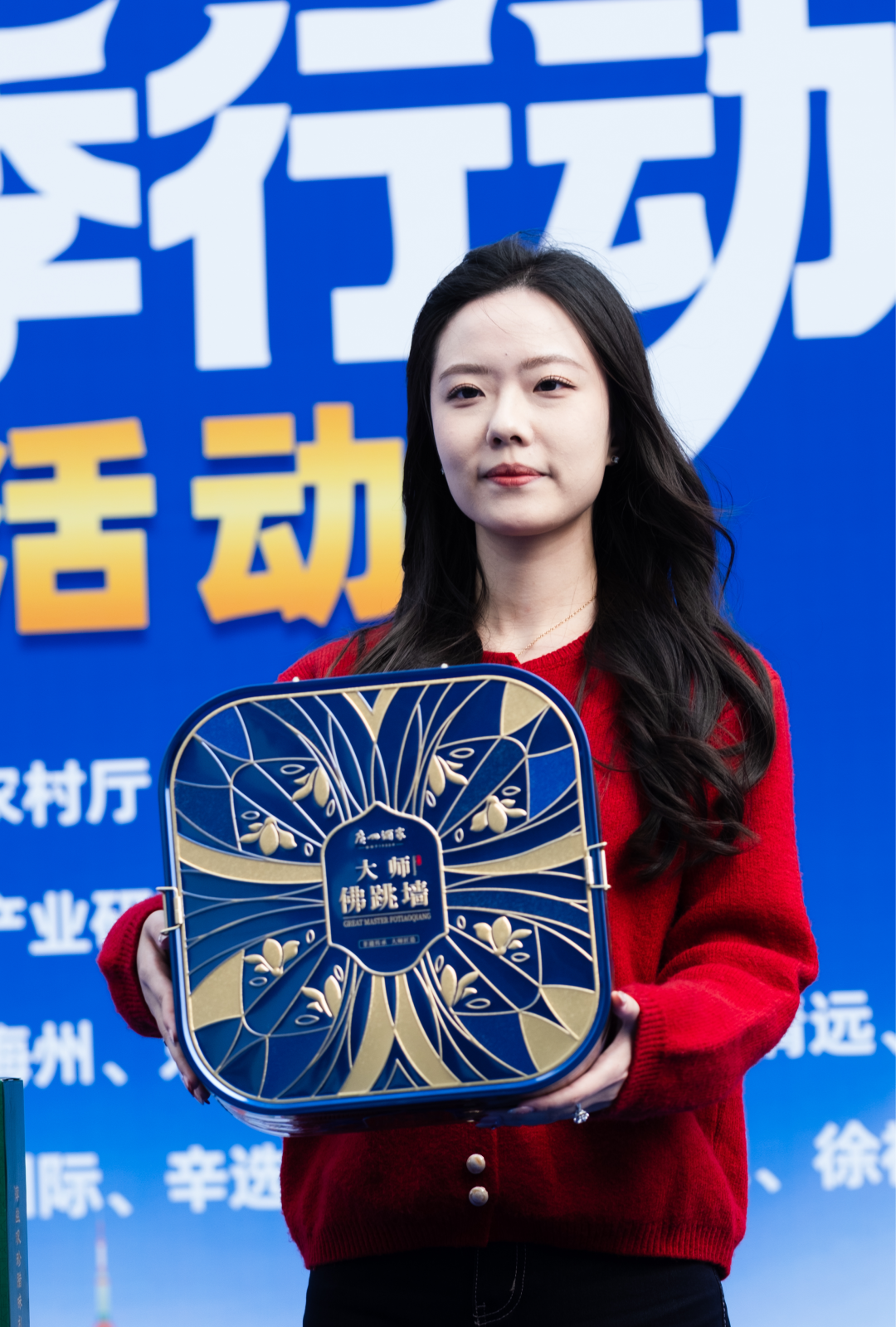 图说:广州酒家利口福带来新年礼盒,多款新品亮相。
广货粤味,鲜行天下。2月7日,由广东省工业和信息化厅、广东省农业农村厅主办的“广货行天下”春季行动食品专场促销活动在广州天河城正式启幕。活动汇聚广州、佛山、梅州等多地及澳门特别行政区的数十家优质食品企业,涵盖饮料、休闲食品、调味品、年节食品等多个品类,通过线下展示、直播带货、互动体验等多元形式,打通产销链路、激活消费活力,既为消费者送上高性价比年味好物,也为广东食品企业搭建了展示实力、拓展市场的重要平台,彰显产业强劲韧性与发展潜力。
文/广州日报新花城记者:曾繁莹
图/广州日报新花城记者:庄小龙