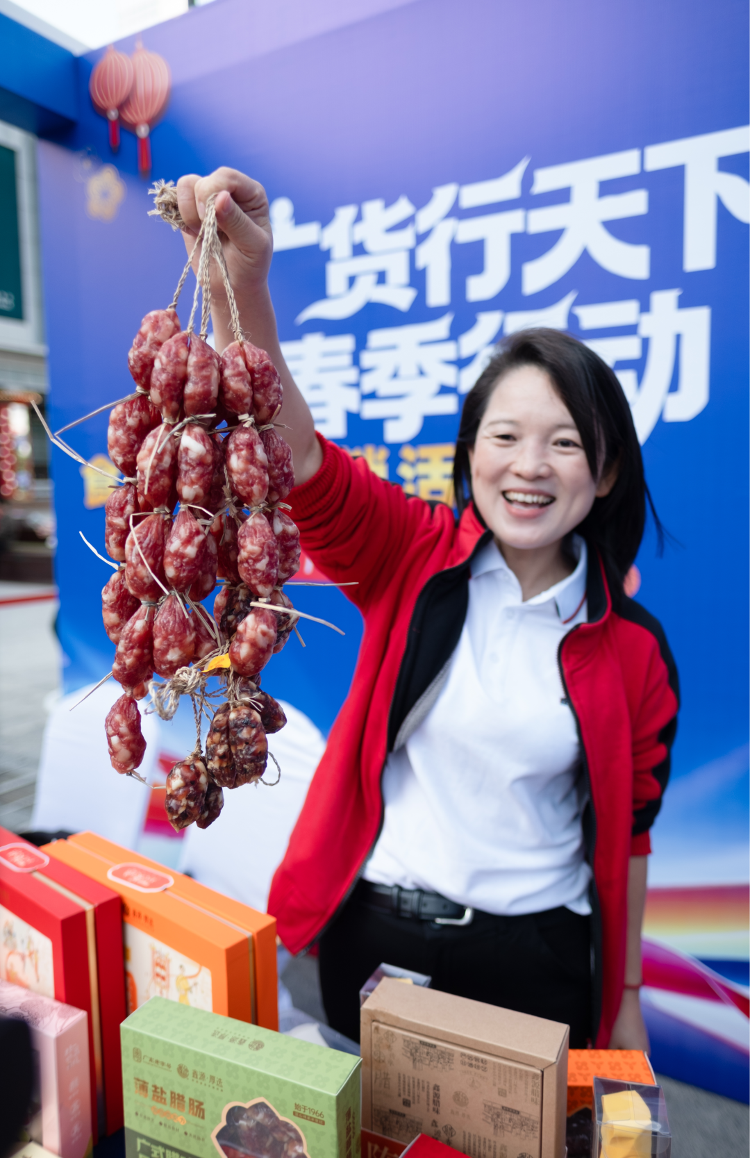 图说:“线下展示+线上直播”深度融合成为最大亮点,主播实时开播。
广货粤味,鲜行天下。2月7日,由广东省工业和信息化厅、广东省农业农村厅主办的“广货行天下”春季行动食品专场促销活动在广州天河城正式启幕。活动汇聚广州、佛山、梅州等多地及澳门特别行政区的数十家优质食品企业,涵盖饮料、休闲食品、调味品、年节食品等多个品类,通过线下展示、直播带货、互动体验等多元形式,打通产销链路、激活消费活力,既为消费者送上高性价比年味好物,也为广东食品企业搭建了展示实力、拓展市场的重要平台,彰显产业强劲韧性与发展潜力。
文/广州日报新花城记者:曾繁莹
图/广州日报新花城记者:庄小龙