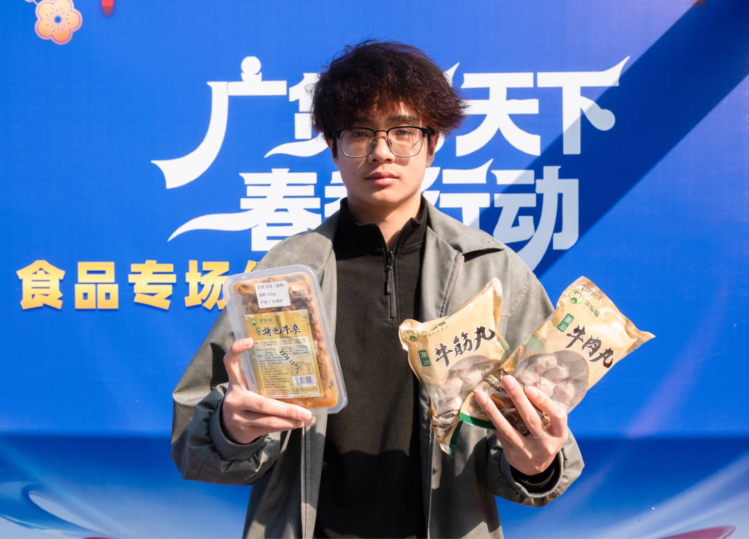 图说:参展企业亮出拳头产品,展台各具特色。
广货粤味,鲜行天下。2月7日,由广东省工业和信息化厅、广东省农业农村厅主办的“广货行天下”春季行动食品专场促销活动在广州天河城正式启幕。活动汇聚广州、佛山、梅州等多地及澳门特别行政区的数十家优质食品企业,涵盖饮料、休闲食品、调味品、年节食品等多个品类,通过线下展示、直播带货、互动体验等多元形式,打通产销链路、激活消费活力,既为消费者送上高性价比年味好物,也为广东食品企业搭建了展示实力、拓展市场的重要平台,彰显产业强劲韧性与发展潜力。
文/广州日报新花城记者:曾繁莹
图/广州日报新花城记者:庄小龙