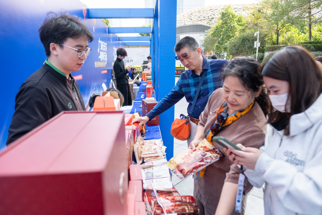 图说:图说:“广货行天下”春季行动食品专场促销活动在广州天河城正式启幕。
广货粤味,鲜行天下。2月7日,由广东省工业和信息化厅、广东省农业农村厅主办的“广货行天下”春季行动食品专场促销活动在广州天河城正式启幕。活动汇聚广州、佛山、梅州等多地及澳门特别行政区的数十家优质食品企业,涵盖饮料、休闲食品、调味品、年节食品等多个品类,通过线下展示、直播带货、互动体验等多元形式,打通产销链路、激活消费活力,既为消费者送上高性价比年味好物,也为广东食品企业搭建了展示实力、拓展市场的重要平台,彰显产业强劲韧性与发展潜力。
文/广州日报新花城记者:曾繁莹
图/广州日报新花城记者:庄小龙