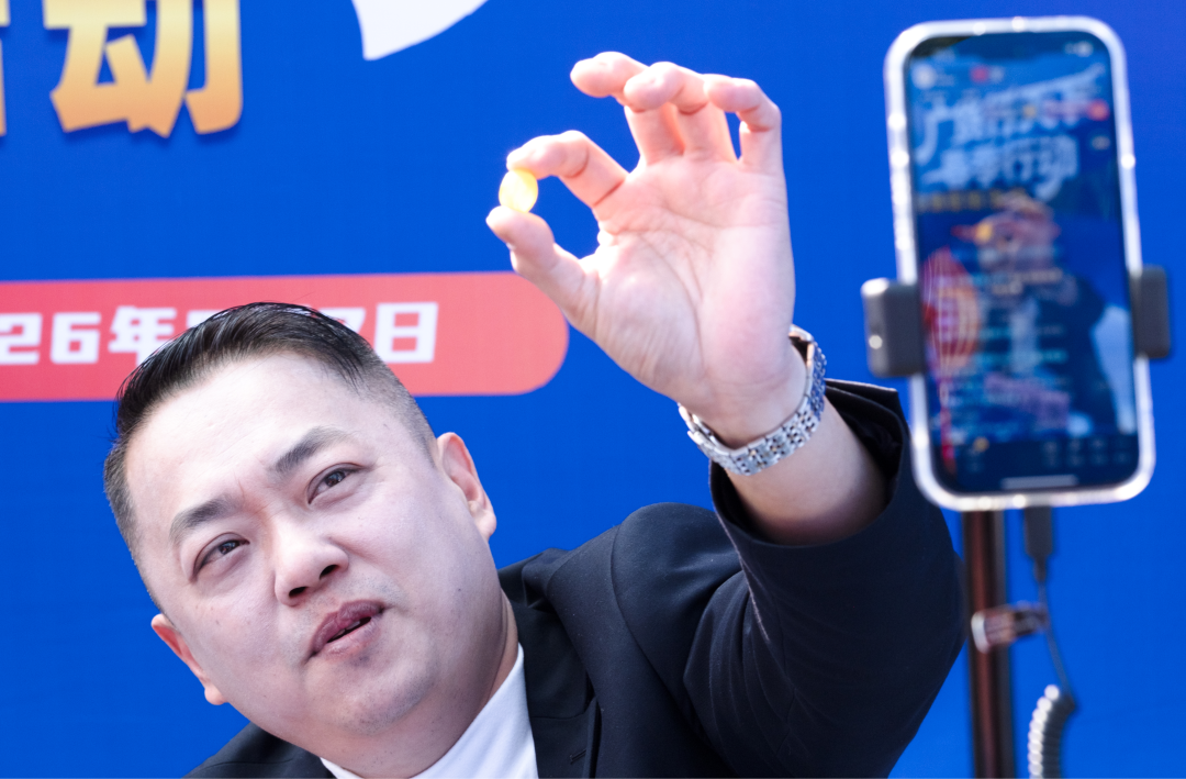 图说:“线下展示+线上直播”深度融合成为最大亮点,主播实时开播。
广货粤味,鲜行天下。2月7日,由广东省工业和信息化厅、广东省农业农村厅主办的“广货行天下”春季行动食品专场促销活动在广州天河城正式启幕。活动汇聚广州、佛山、梅州等多地及澳门特别行政区的数十家优质食品企业,涵盖饮料、休闲食品、调味品、年节食品等多个品类,通过线下展示、直播带货、互动体验等多元形式,打通产销链路、激活消费活力,既为消费者送上高性价比年味好物,也为广东食品企业搭建了展示实力、拓展市场的重要平台,彰显产业强劲韧性与发展潜力。
文/广州日报新花城记者:曾繁莹
图/广州日报新花城记者:庄小龙