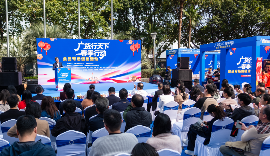图说:“广货行天下”春季行动食品专场促销活动在广州天河城正式启幕。
广货粤味,鲜行天下。2月7日,由广东省工业和信息化厅、广东省农业农村厅主办的“广货行天下”春季行动食品专场促销活动在广州天河城正式启幕。活动汇聚广州、佛山、梅州等多地及澳门特别行政区的数十家优质食品企业,涵盖饮料、休闲食品、调味品、年节食品等多个品类,通过线下展示、直播带货、互动体验等多元形式,打通产销链路、激活消费活力,既为消费者送上高性价比年味好物,也为广东食品企业搭建了展示实力、拓展市场的重要平台,彰显产业强劲韧性与发展潜力。
文/广州日报新花城记者:曾繁莹
图/广州日报新花城记者:庄小龙