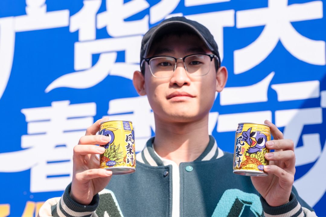 图说:参展企业亮出拳头产品,展台各具特色。
广货粤味,鲜行天下。2月7日,由广东省工业和信息化厅、广东省农业农村厅主办的“广货行天下”春季行动食品专场促销活动在广州天河城正式启幕。活动汇聚广州、佛山、梅州等多地及澳门特别行政区的数十家优质食品企业,涵盖饮料、休闲食品、调味品、年节食品等多个品类,通过线下展示、直播带货、互动体验等多元形式,打通产销链路、激活消费活力,既为消费者送上高性价比年味好物,也为广东食品企业搭建了展示实力、拓展市场的重要平台,彰显产业强劲韧性与发展潜力。
文/广州日报新花城记者:曾繁莹
图/广州日报新花城记者:庄小龙