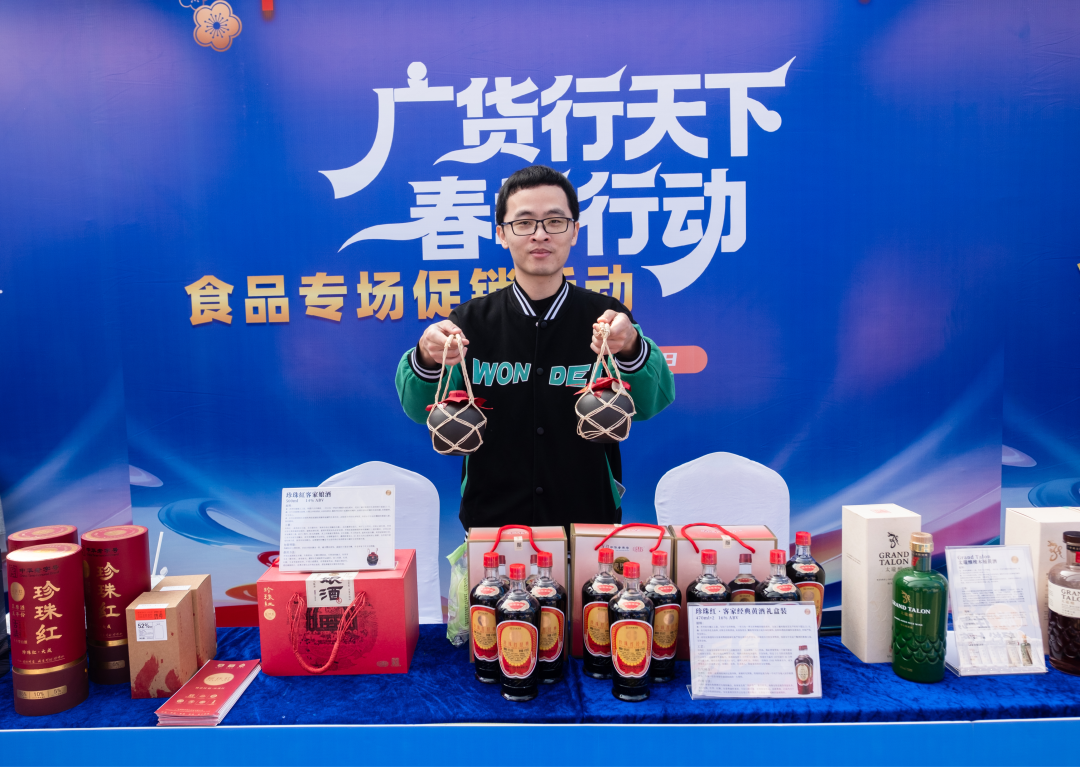 图说:参展企业亮出拳头产品,展台各具特色。
广货粤味,鲜行天下。2月7日,由广东省工业和信息化厅、广东省农业农村厅主办的“广货行天下”春季行动食品专场促销活动在广州天河城正式启幕。活动汇聚广州、佛山、梅州等多地及澳门特别行政区的数十家优质食品企业,涵盖饮料、休闲食品、调味品、年节食品等多个品类,通过线下展示、直播带货、互动体验等多元形式,打通产销链路、激活消费活力,既为消费者送上高性价比年味好物,也为广东食品企业搭建了展示实力、拓展市场的重要平台,彰显产业强劲韧性与发展潜力。
文/广州日报新花城记者:曾繁莹
图/广州日报新花城记者:庄小龙