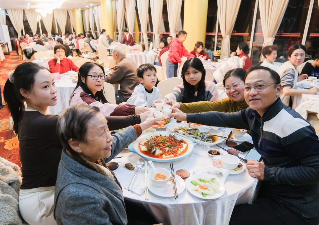 庄小龙20250128春节在岗系列厨师潘师傅 及市民吃年夜饭 (2)