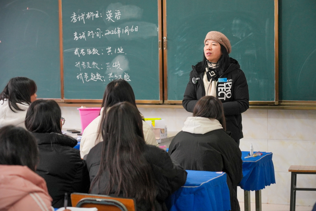 在教室叮嘱学生。王洋摄