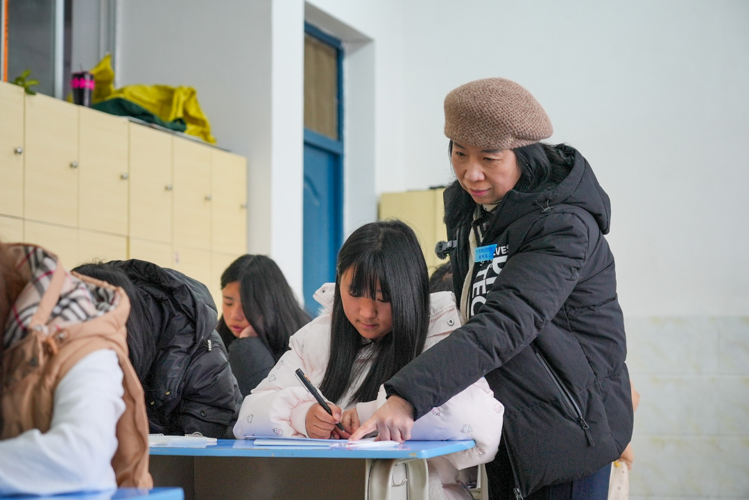 指导学生 王洋摄