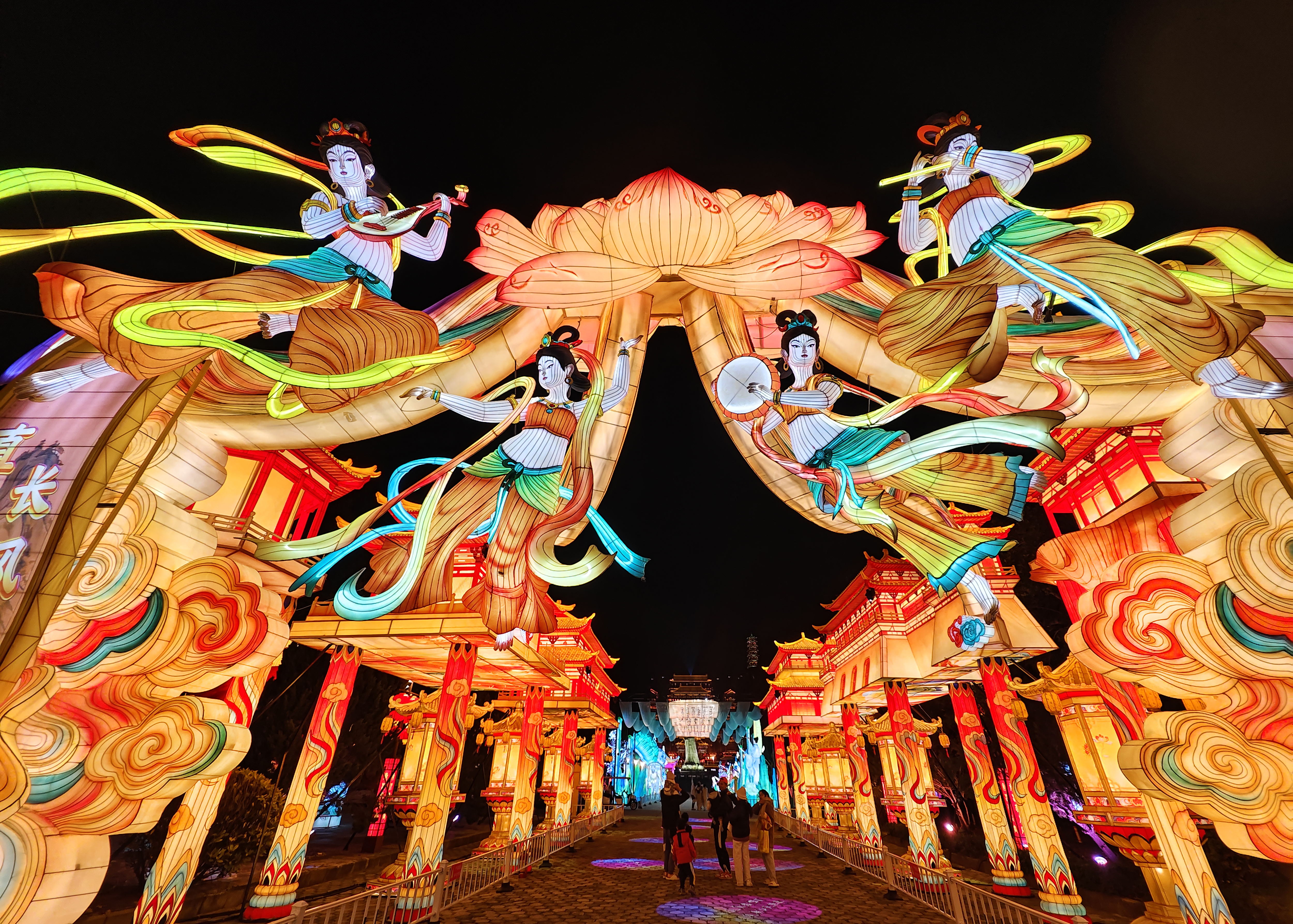 视频+图集| 璀璨灯海！2026年粤港澳大湾区灯会亮灯迎客