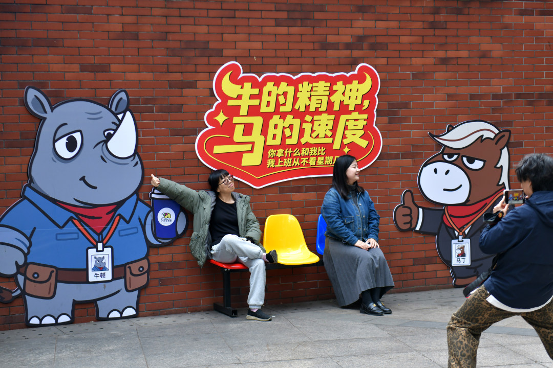 2月11日,春节期间,广州动物园化身为一座“马”趣横生的生态乐园,这里不仅有矮马、斑马等“马家族”成员,更有“斑马线”“河马大嘴巴”等马年专属打卡点位全新上线,搭配“动物明星拜大年”人偶巡游、马年生肖游园会、“马族大揭秘”特展及动物丰容等多场特色活动轮番上演,让动物与市民一起热热闹闹过新年!图为游客在马年专属打卡点拍照打卡。