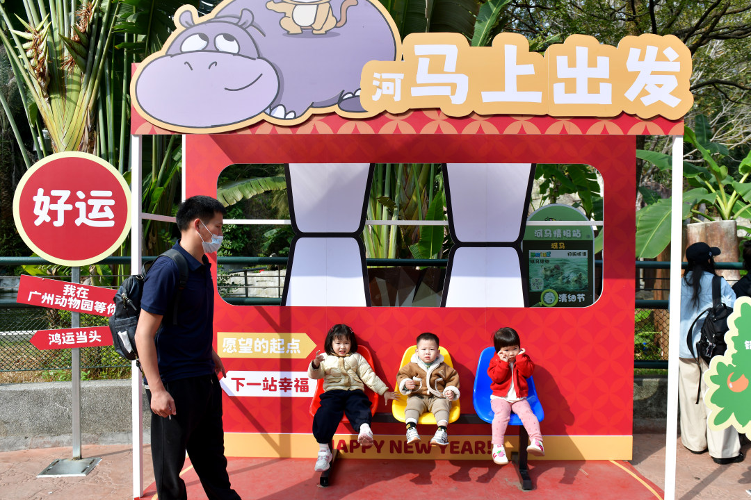 2月11日,春节期间,广州动物园化身为一座“马”趣横生的生态乐园,这里不仅有矮马、斑马等“马家族”成员,更有“斑马线”“河马大嘴巴”等马年专属打卡点位全新上线,搭配“动物明星拜大年”人偶巡游、马年生肖游园会、“马族大揭秘”特展及动物丰容等多场特色活动轮番上演,让动物与市民一起热热闹闹过新年!图为游客在马年专属打卡点拍照打卡。