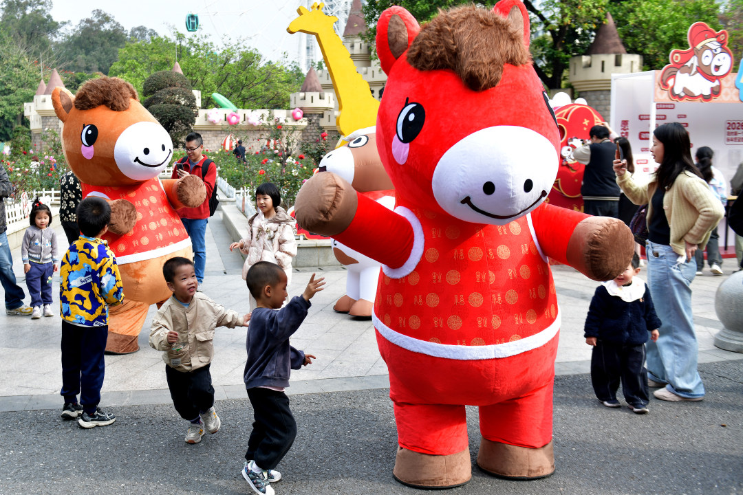 2月11日,春节期间,广州动物园化身为一座“马”趣横生的生态乐园,这里不仅有矮马、斑马等“马家族”成员,更有“斑马线”“河马大嘴巴”等马年专属打卡点位全新上线,搭配“动物明星拜大年”人偶巡游、马年生肖游园会、“马族大揭秘”特展及动物丰容等多场特色活动轮番上演,让动物与市民一起热热闹闹过新年!图为游客与人偶互动。