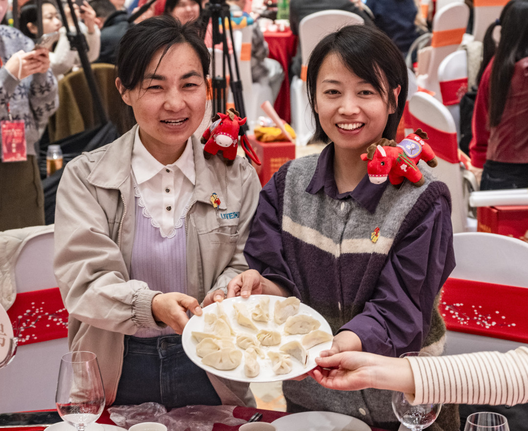 劳动者展现团年饭亲手包的饺子。图/广州日报新花城记者:廖雪明