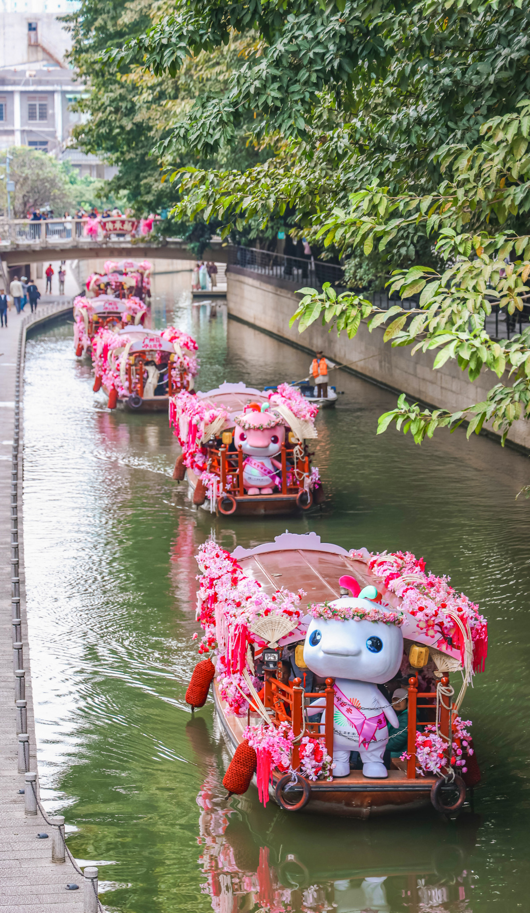 被大家亲切称为“大湾鸡”的十五运会吉祥物“喜洋洋”和“乐融融”搭船巡游荔枝湾涌。图/广州日报新花城记者:廖雪明 通讯员: 荔宣