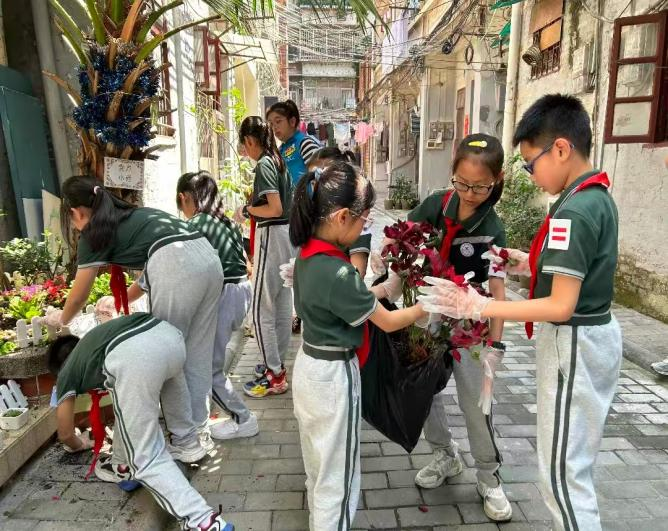 孩子们积极参与社区生态建设