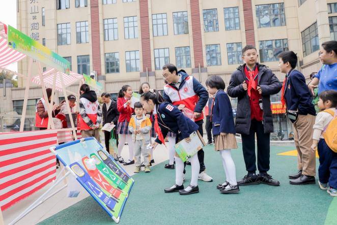 垃圾分类宣传活动吸引不少社区居民参与