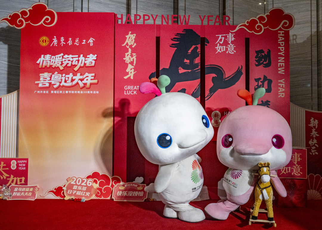 “大湾鸡”小小的木马合影。图/广州日报新花城记者:廖雪明