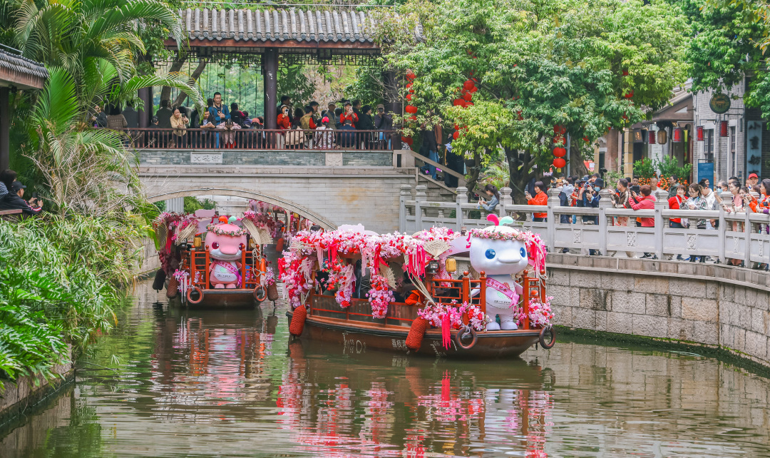 被大家亲切称为“大湾鸡”的十五运会吉祥物“喜洋洋”和“乐融融”搭船巡游荔枝湾涌。图/广州日报新花城记者:廖雪明 通讯员: 荔宣