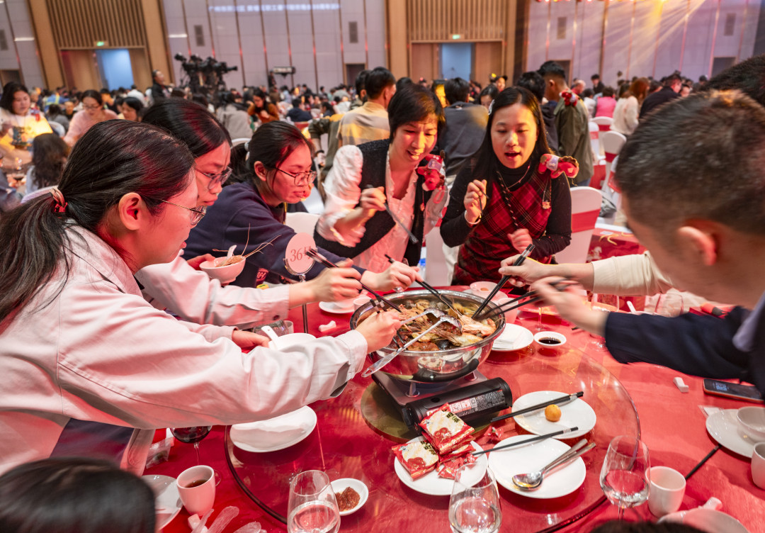 近千名黄埔劳动者代表欢聚一堂,包饺子、发礼包、吃盆菜、看表演、叙家常。图/广州日报新花城记者:廖雪明