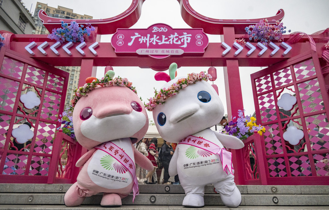 头戴花环的“大湾鸡”以宣传大使的身份亲临2026年广州水上花市。图/广州日报新花城记者:廖雪明