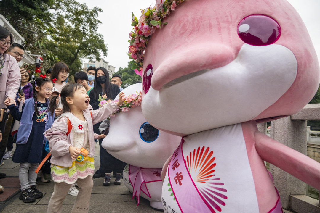 小朋友和“大湾鸡”亲密互动。图/广州日报新花城记者:廖雪明