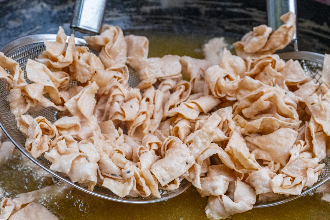 新鲜出炉的广府春节传统小吃蛋散。图/广州日报新花城记者:廖雪明