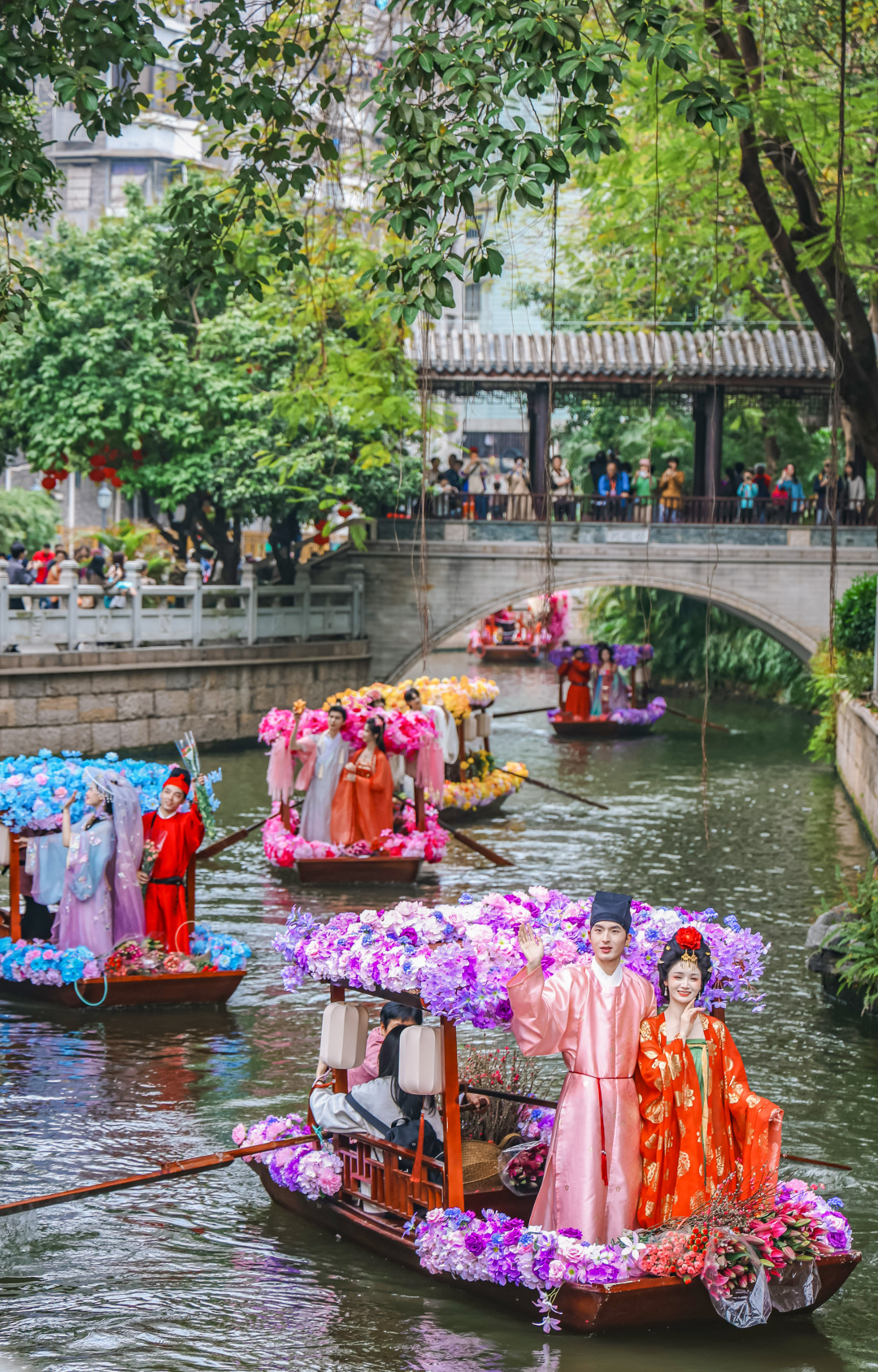 装饰精美的花船巡游荔枝湾涌。图/广州日报新花城记者:廖雪明 通讯员: 荔宣