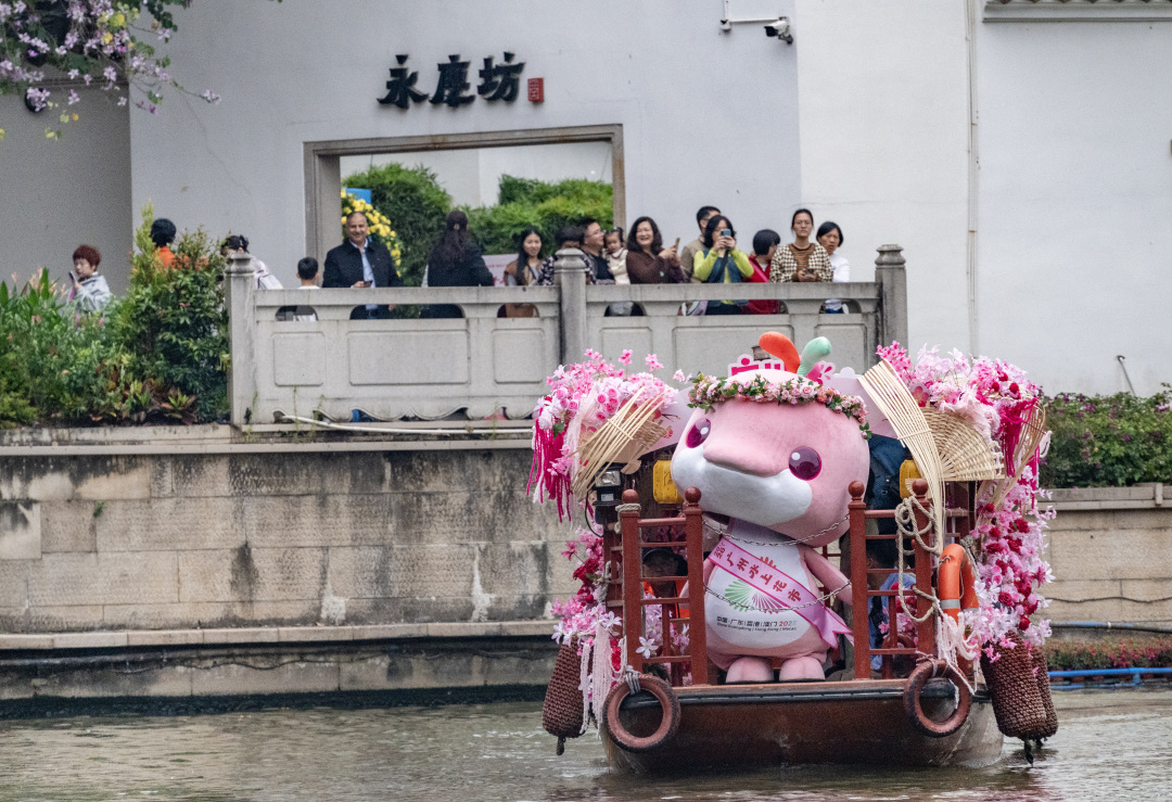 搭船巡游荔枝湾的“大湾鸡”来到永庆坊。图/广州日报新花城记者:廖雪明