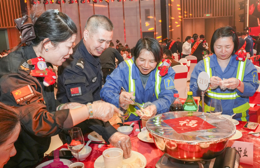 近千名黄埔劳动者代表欢聚一堂一起包饺子。图/广州日报新花城记者:廖雪明