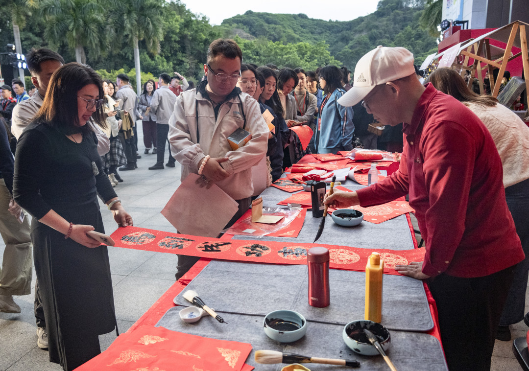 书法家现场为劳动者们书写春联。图/广州日报新花城记者:廖雪明