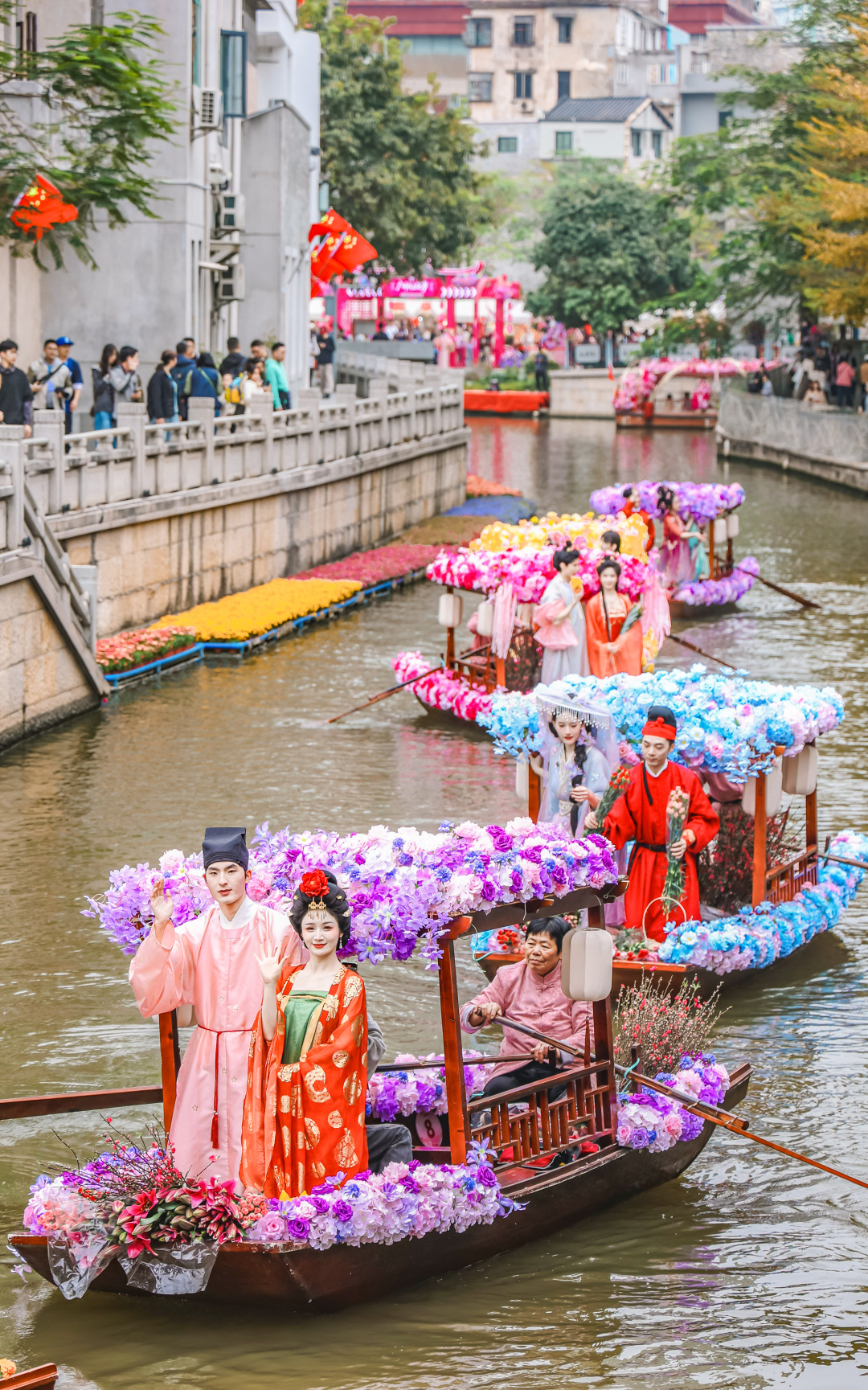 装饰精美的花船巡游荔枝湾涌。图/广州日报新花城记者:廖雪明 通讯员: 荔宣