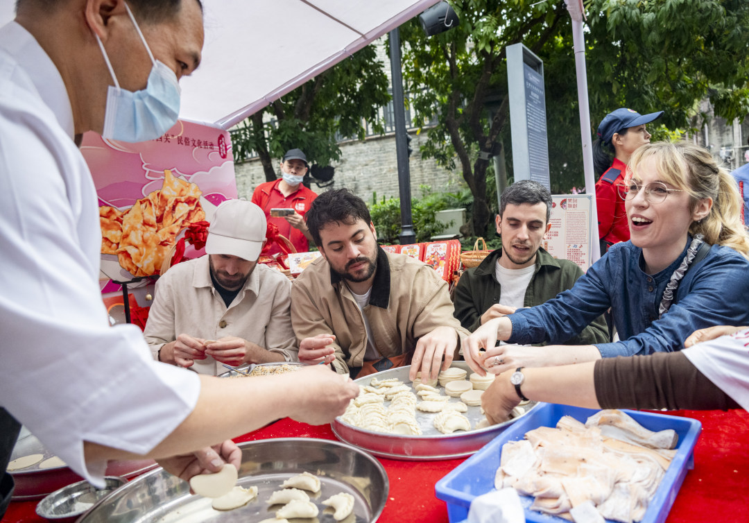 外国人学包春节传统小吃油角。图/广州日报新花城记者:廖雪明