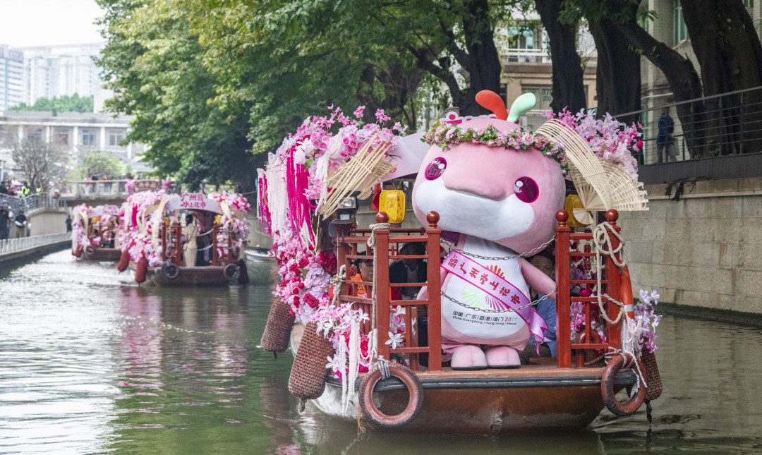 “大湾鸡”搭船巡游荔枝湾涌。图/广州日报新花城记者:廖雪明 通讯员: 荔宣