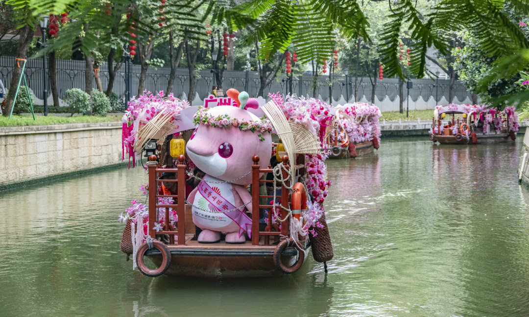 “大湾鸡”搭船巡游荔枝湾涌。图/广州日报新花城记者:廖雪明