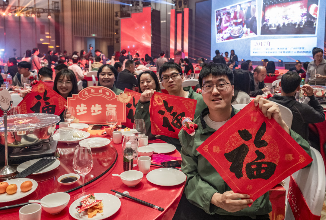 参加春晚的劳动者合影展示新春的祝福。图/广州日报新花城记者:廖雪明